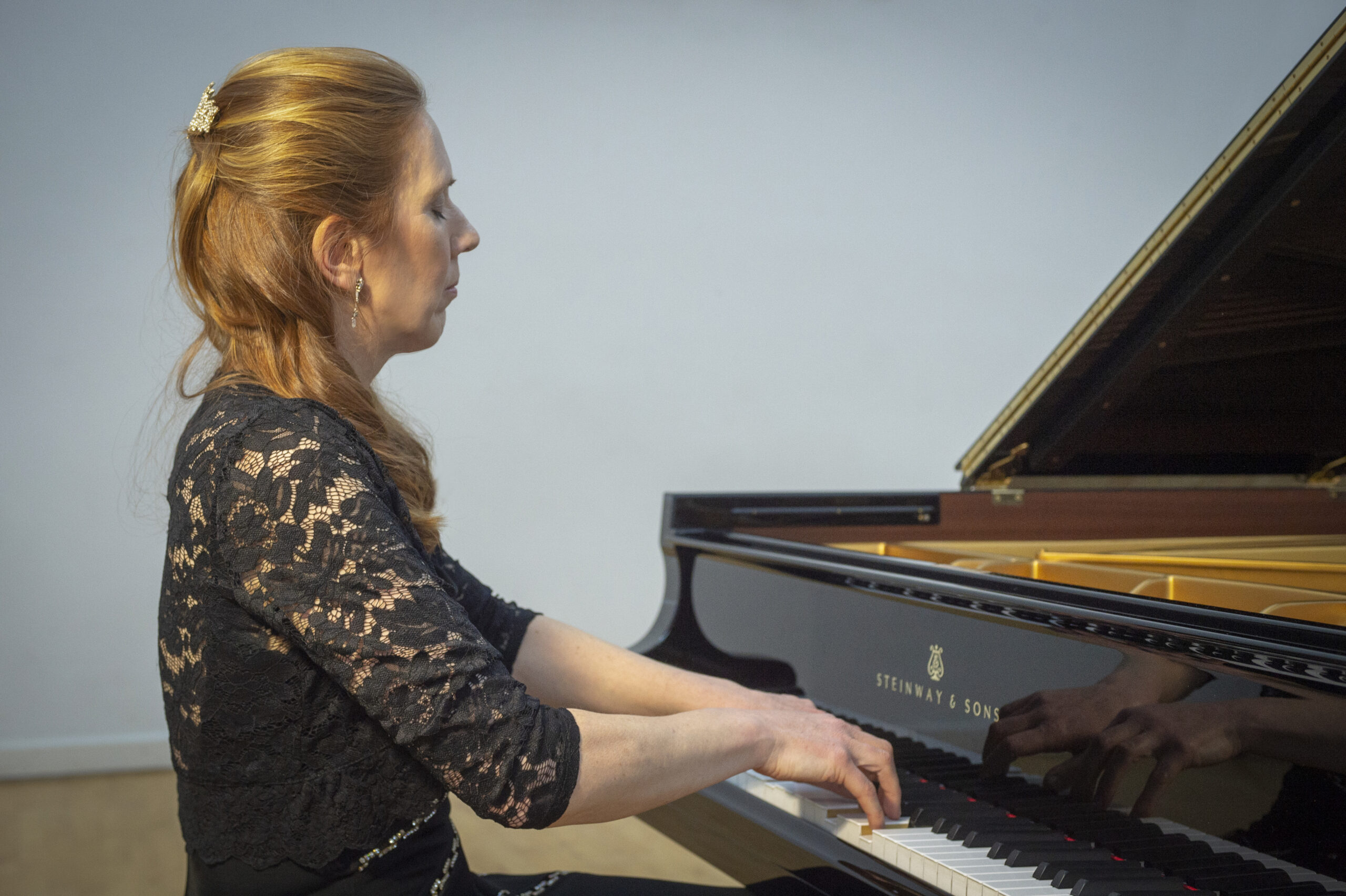 Sarah Beth Briggs seated at piano